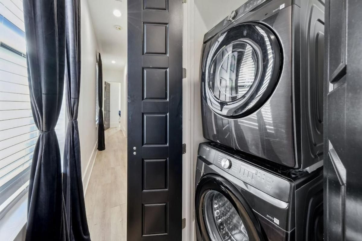 Immaculate Superdome Parking Yard Tvs Ensuite Holiday home