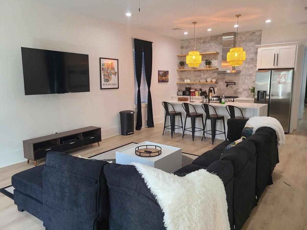 Immaculate Superdome Parking Yard Tvs Ensuite Holiday home *