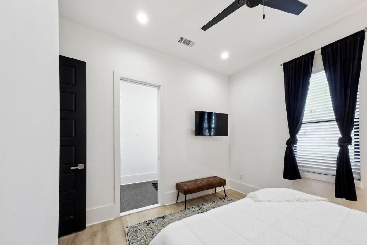 Immaculate Superdome Parking Yard Tvs Ensuite