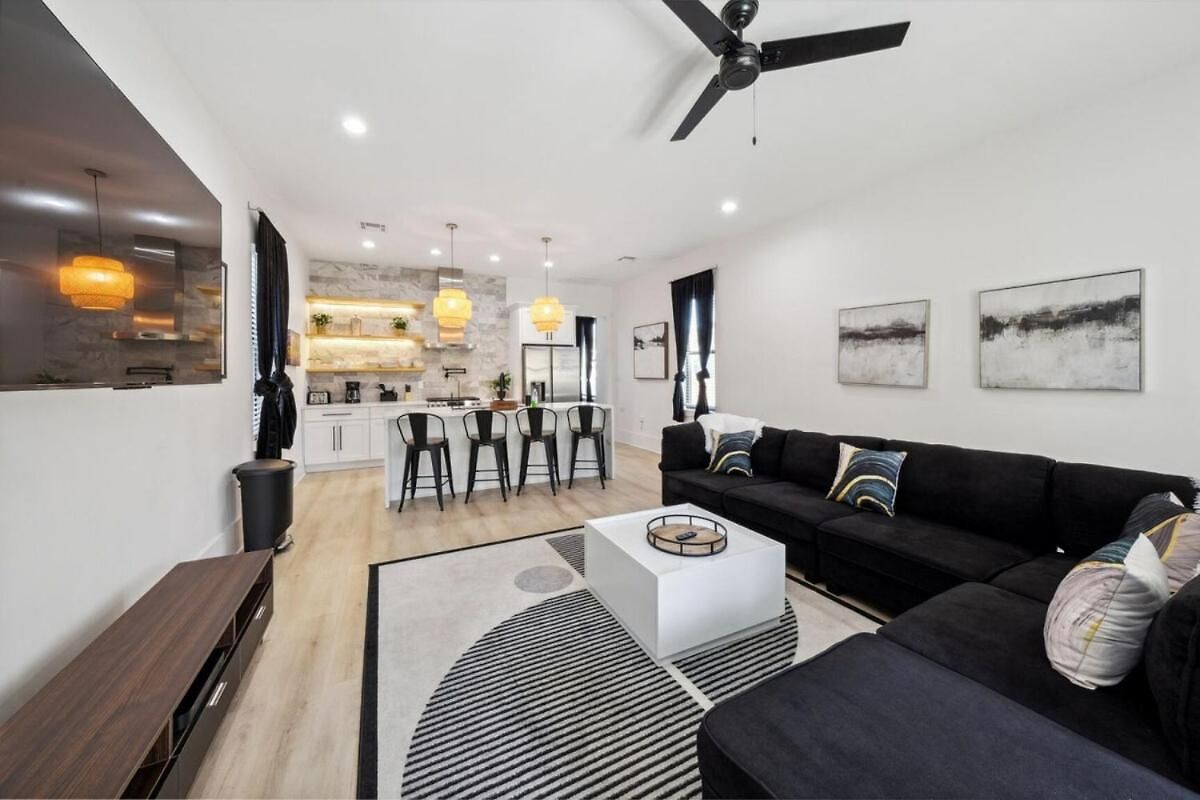 Immaculate Superdome Parking Yard Tvs Ensuite Holiday home