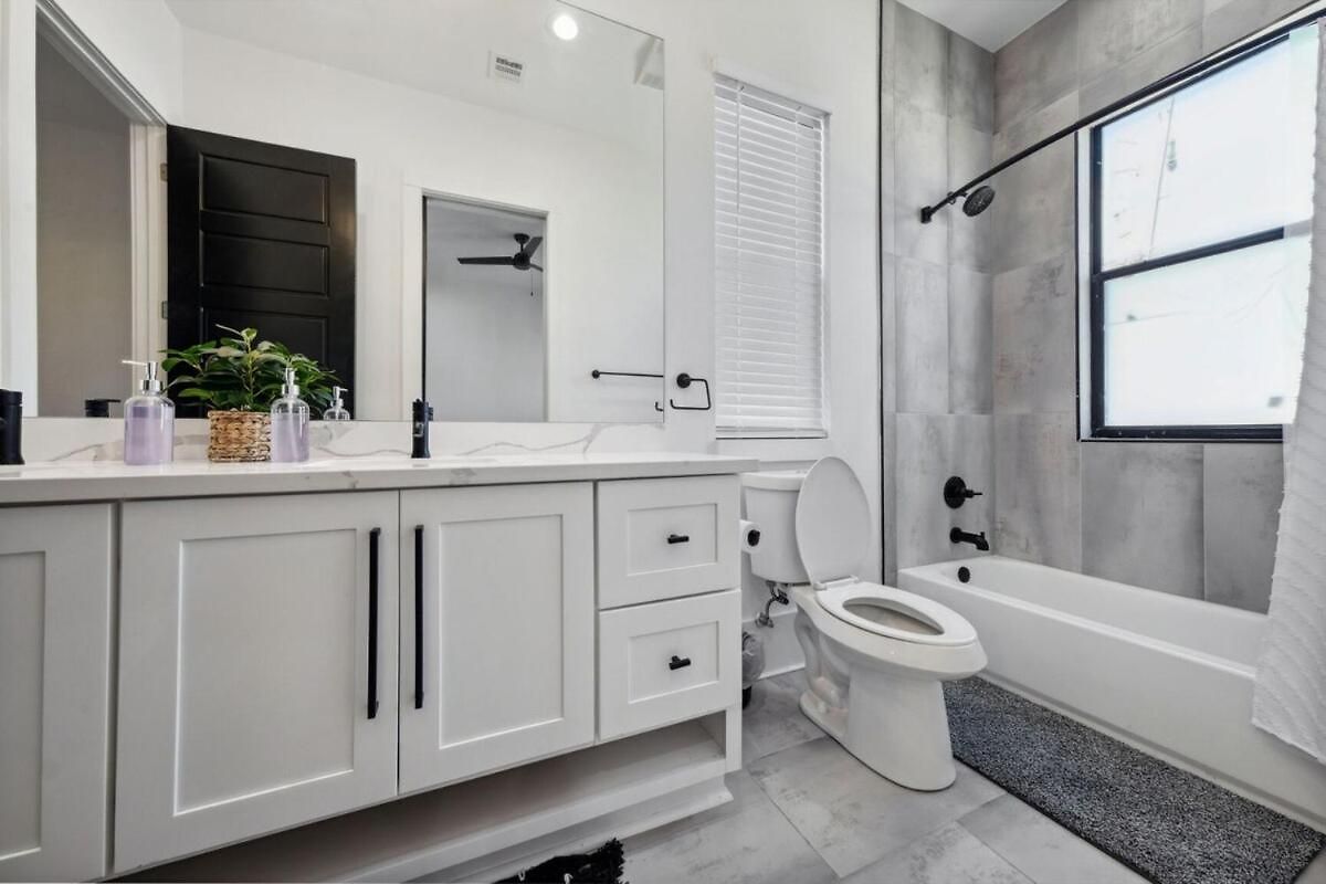Immaculate Superdome Parking Yard Tvs Ensuite *