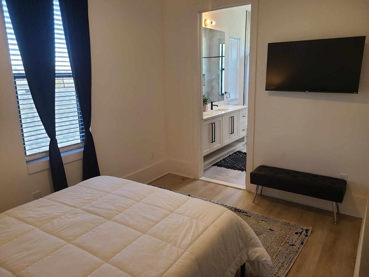 Immaculate Superdome Parking Yard Tvs Ensuite Holiday home *