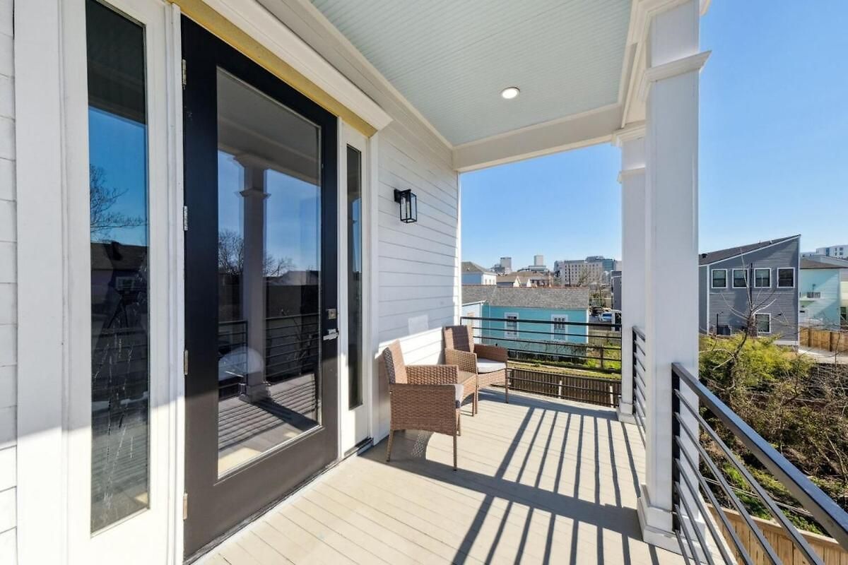 Immaculate Superdome Parking Yard Tvs Ensuite