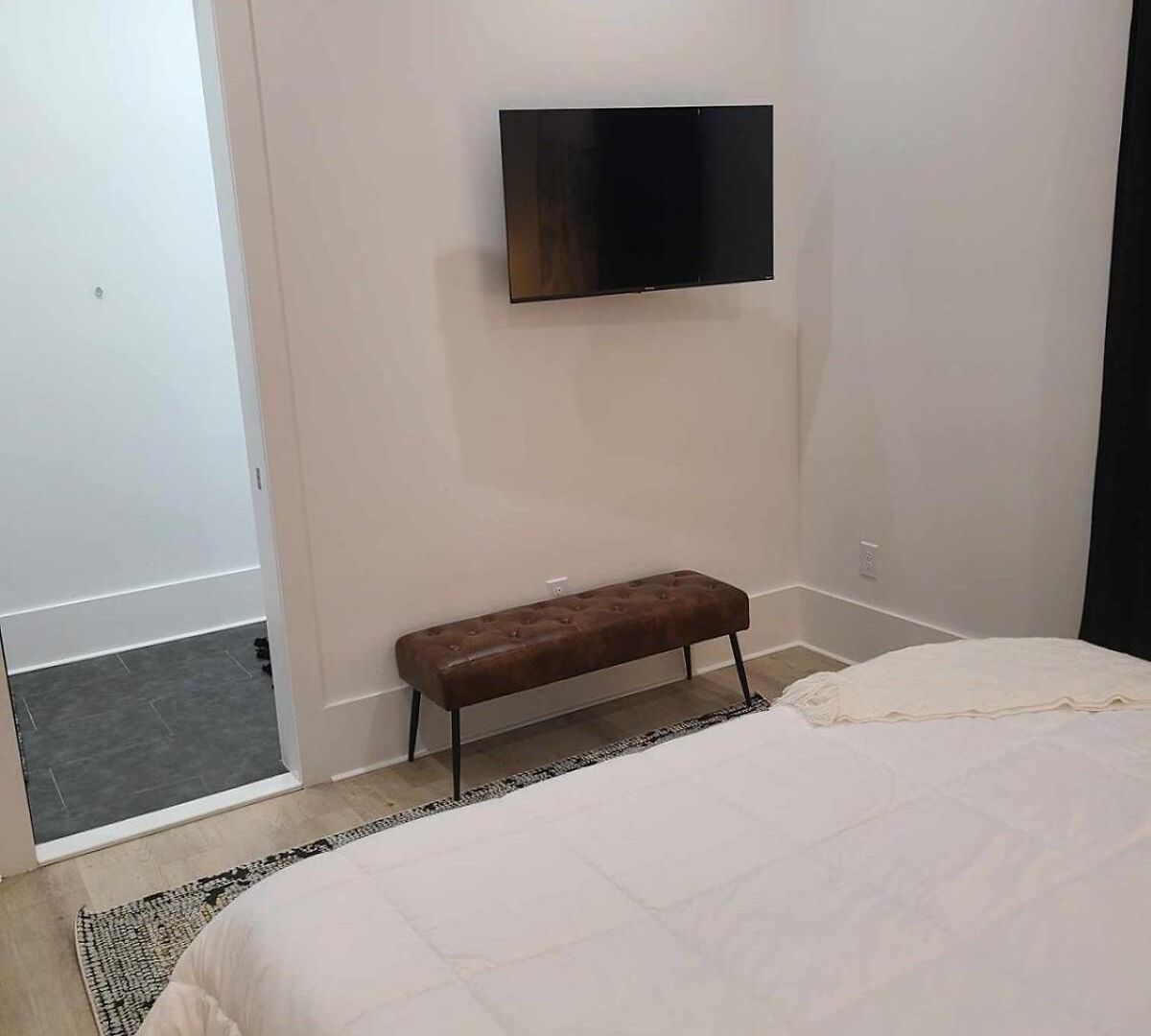 Immaculate Superdome Parking Yard Tvs Ensuite