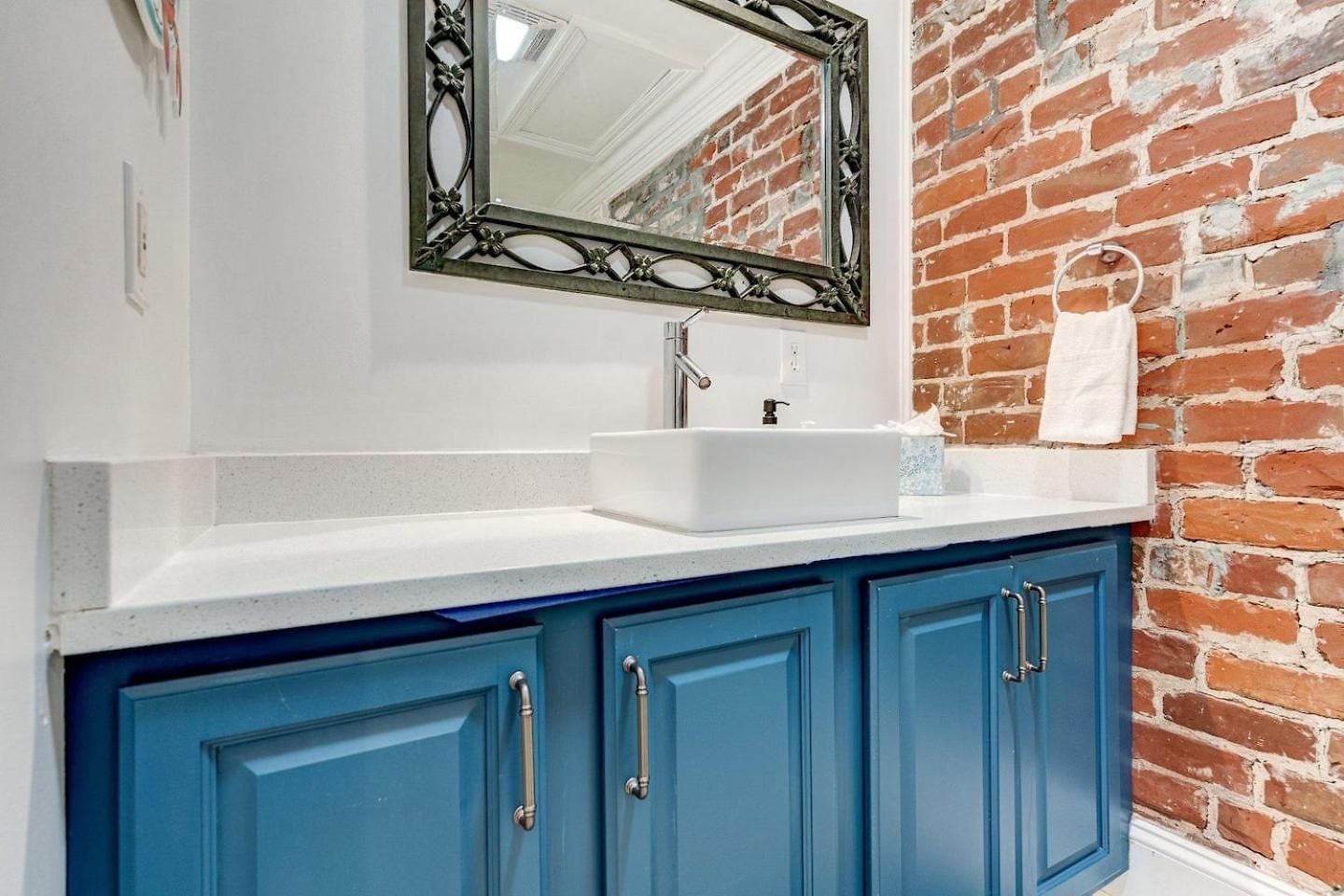 Stylish 2Br Retreat Steps From The Quarter Holiday home *