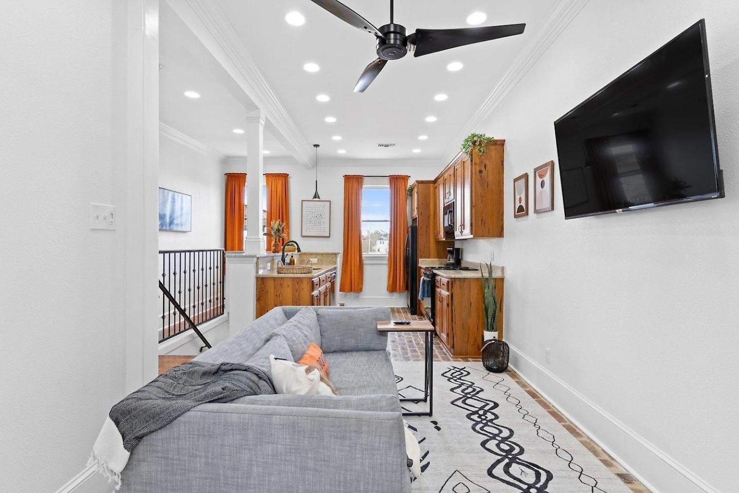 2Br Retreat W Kitchen & Balcony *