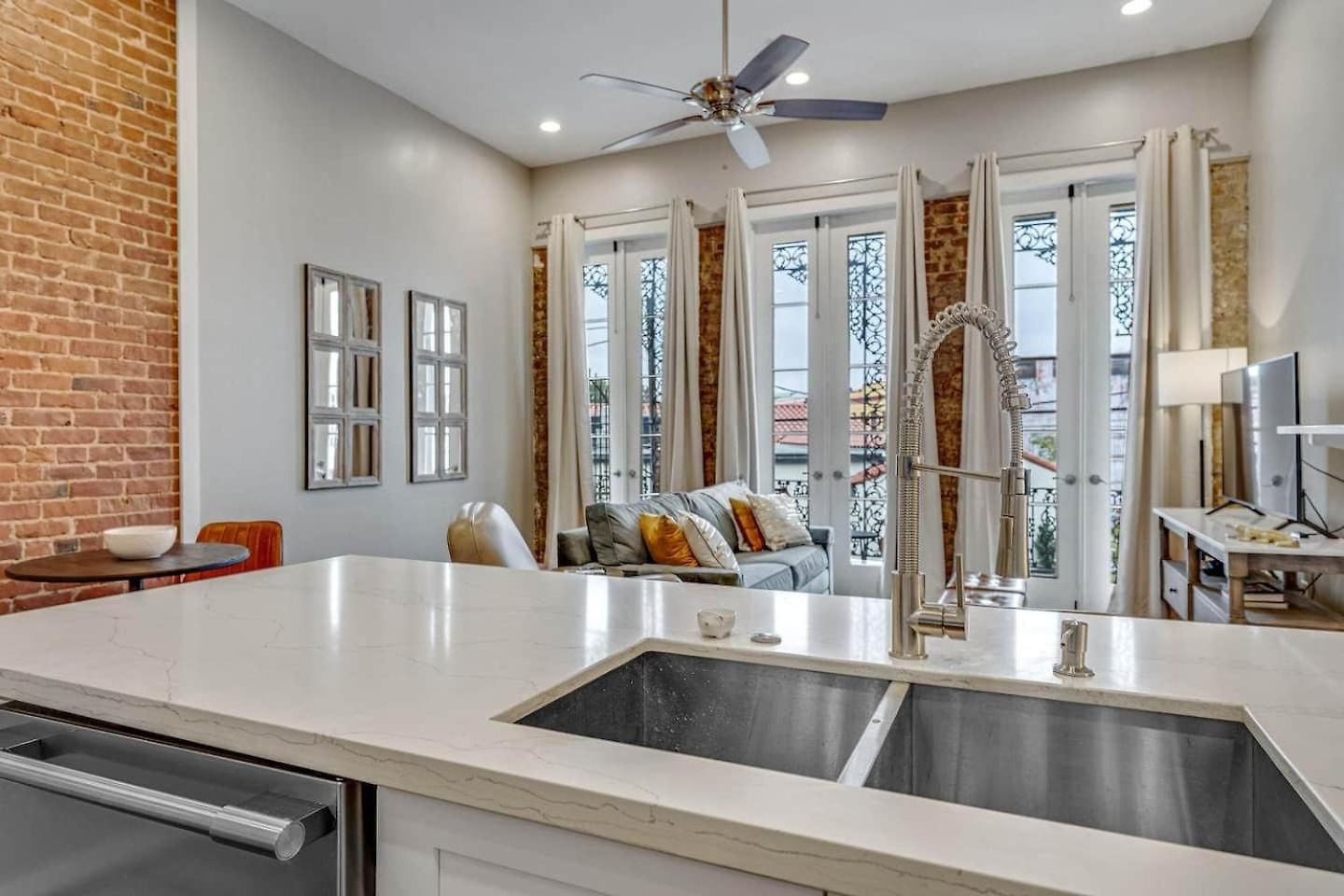 Magazine St Balcony Condo W Private Entrance Holiday home