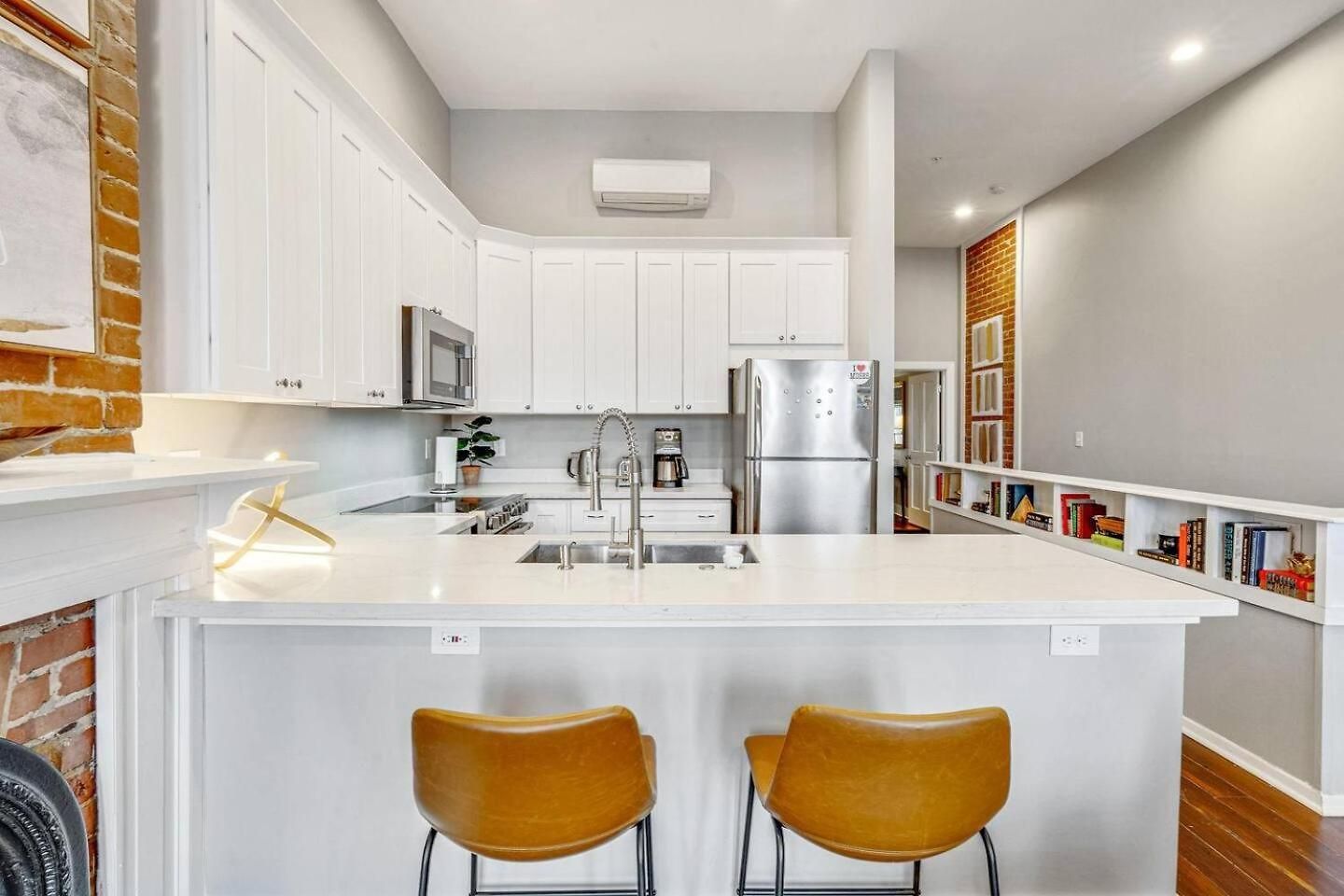 Magazine St Balcony Condo W Private Entrance Holiday home New Orleans