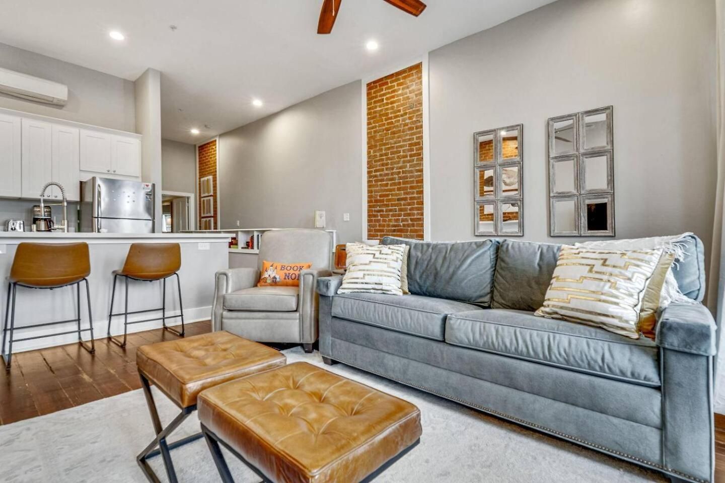 Magazine St Balcony Condo W Private Entrance Holiday home *