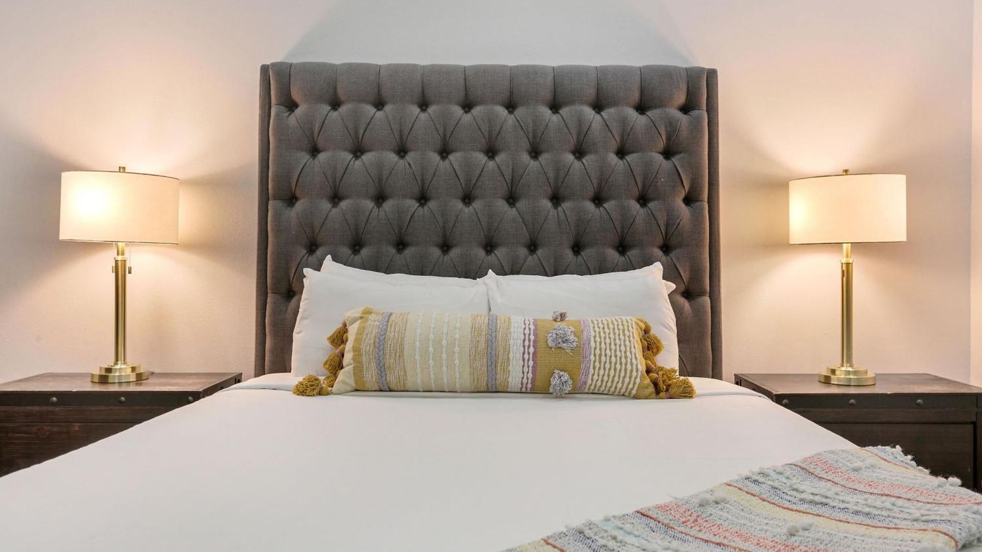Spacious On Carondelet Street Close To The French Quarter Apartment