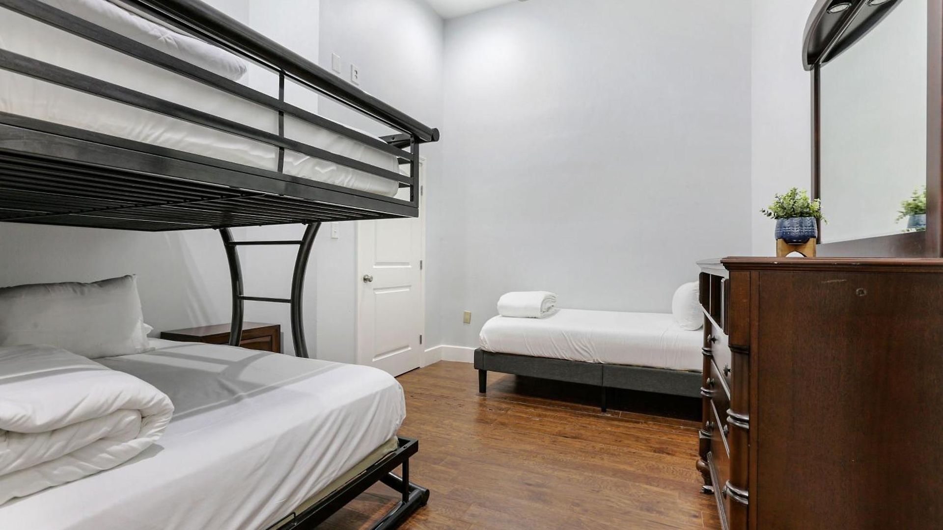 Spacious On Carondelet Street Close To The French Quarter Apartment