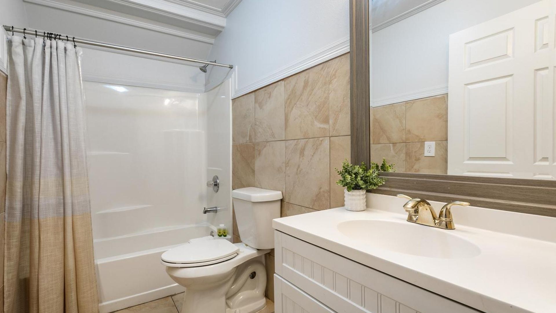 Apartment Spacious On Carondelet Street Close To The French Quarter