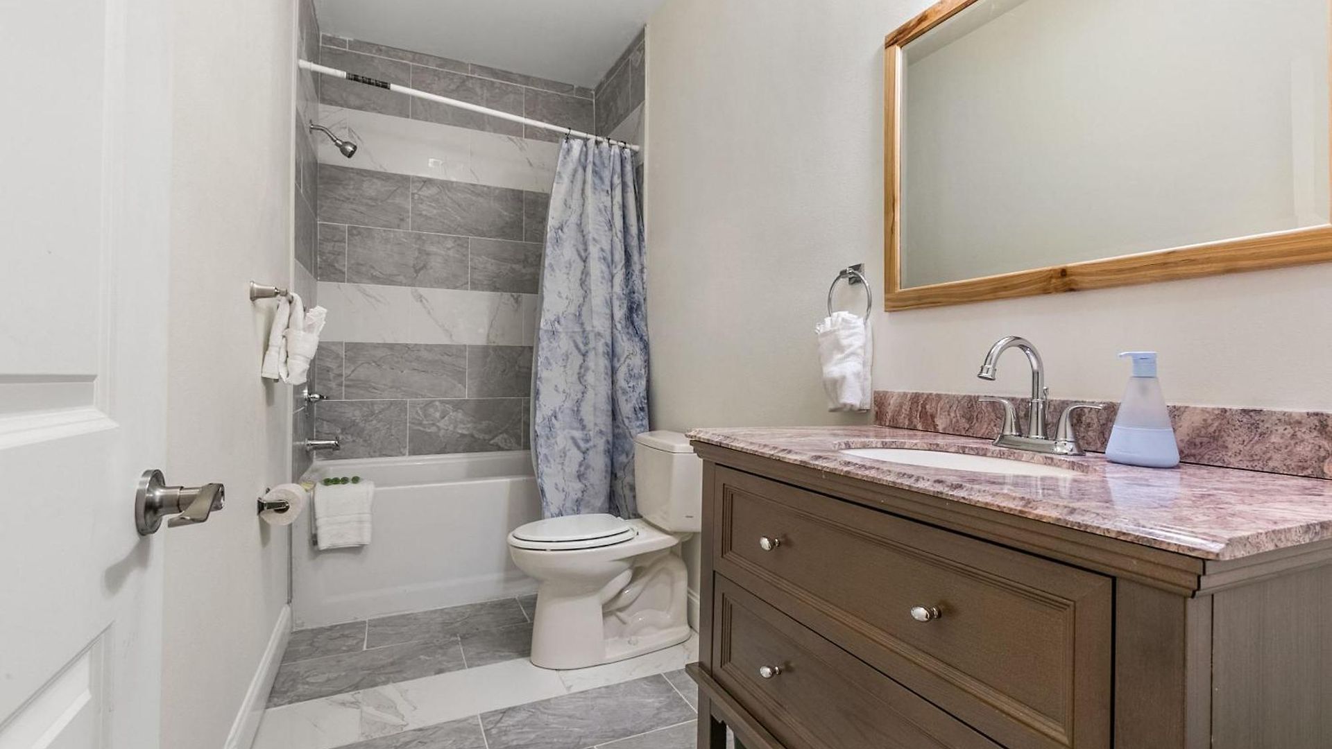 Stunning Close To French Quarter Apartment *