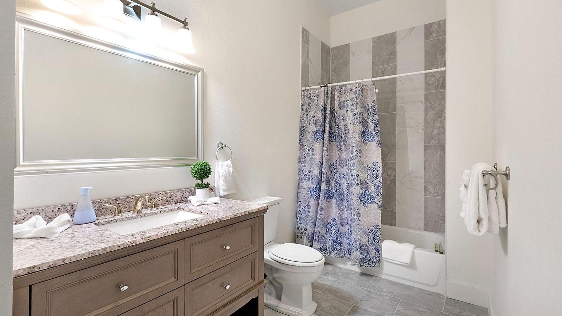 Stunning Close To French Quarter Apartment