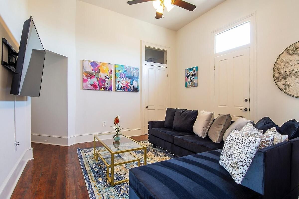 Apartment Historic 3 Bedroom 4blocks From Famous St Charles Ave Mardi Gras Parade Route, Steps To Jazz Venues And Restaurants *