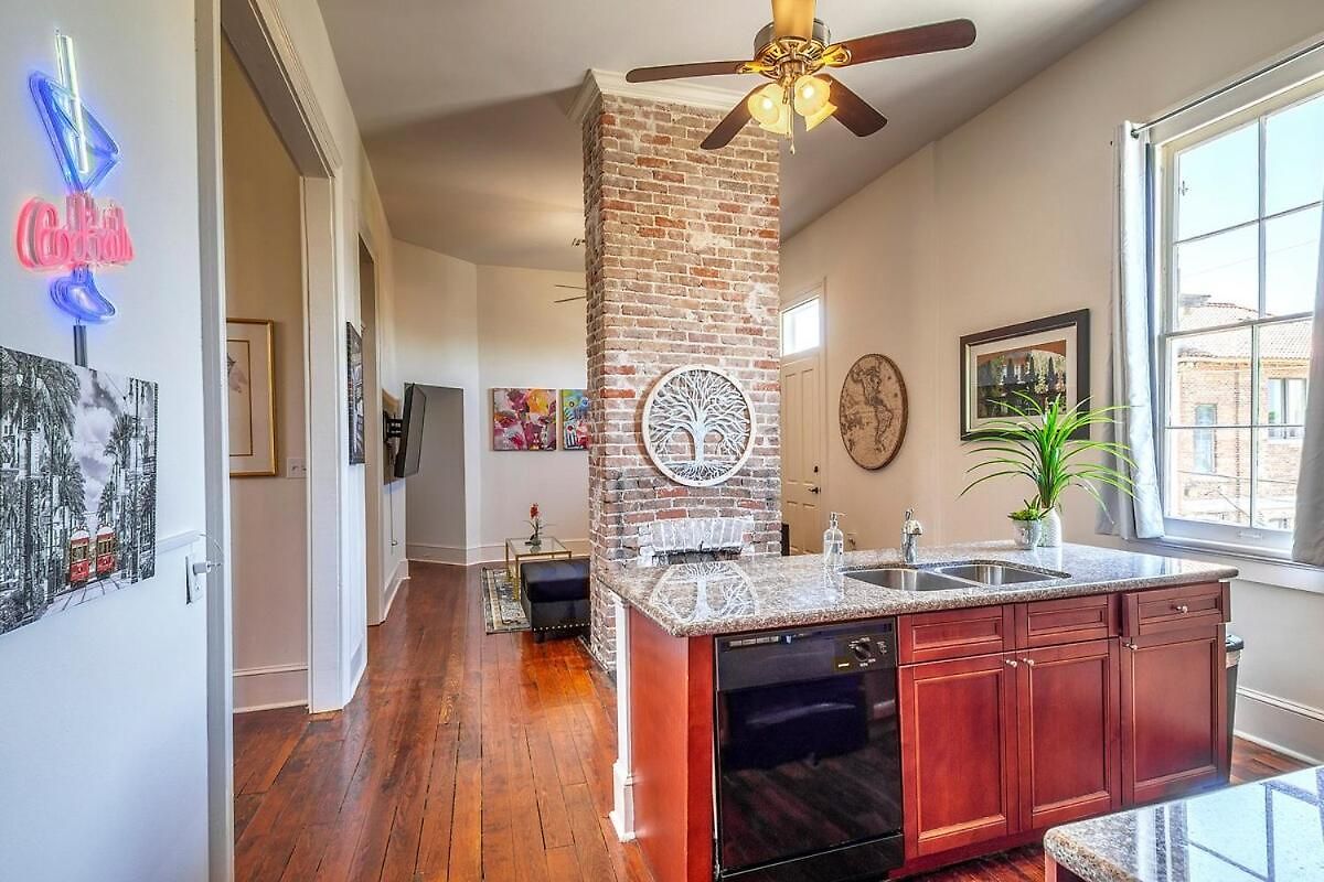 Apartment Historic 3 Bedroom 4blocks From Famous St Charles Ave Mardi Gras Parade Route, Steps To Jazz Venues And Restaurants *