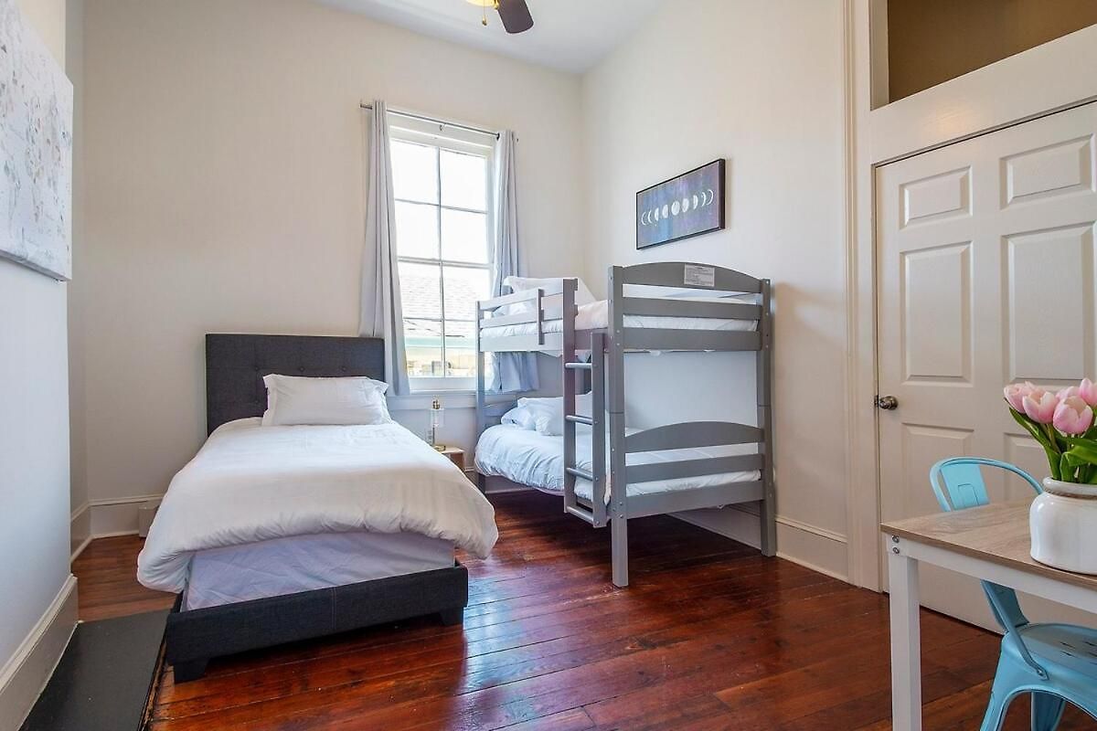 Historic 3 Bedroom 4blocks From Famous St Charles Ave Mardi Gras Parade Route, Steps To Jazz Venues And Restaurants Apartment New Orleans