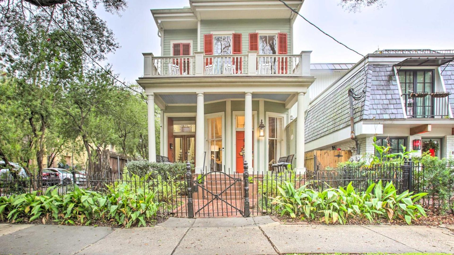 Perfect Location: Inviting Uptown Apt! Apartment