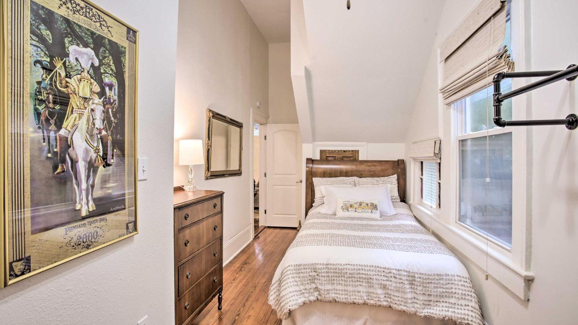 Perfect Location: Inviting Uptown Apt! *