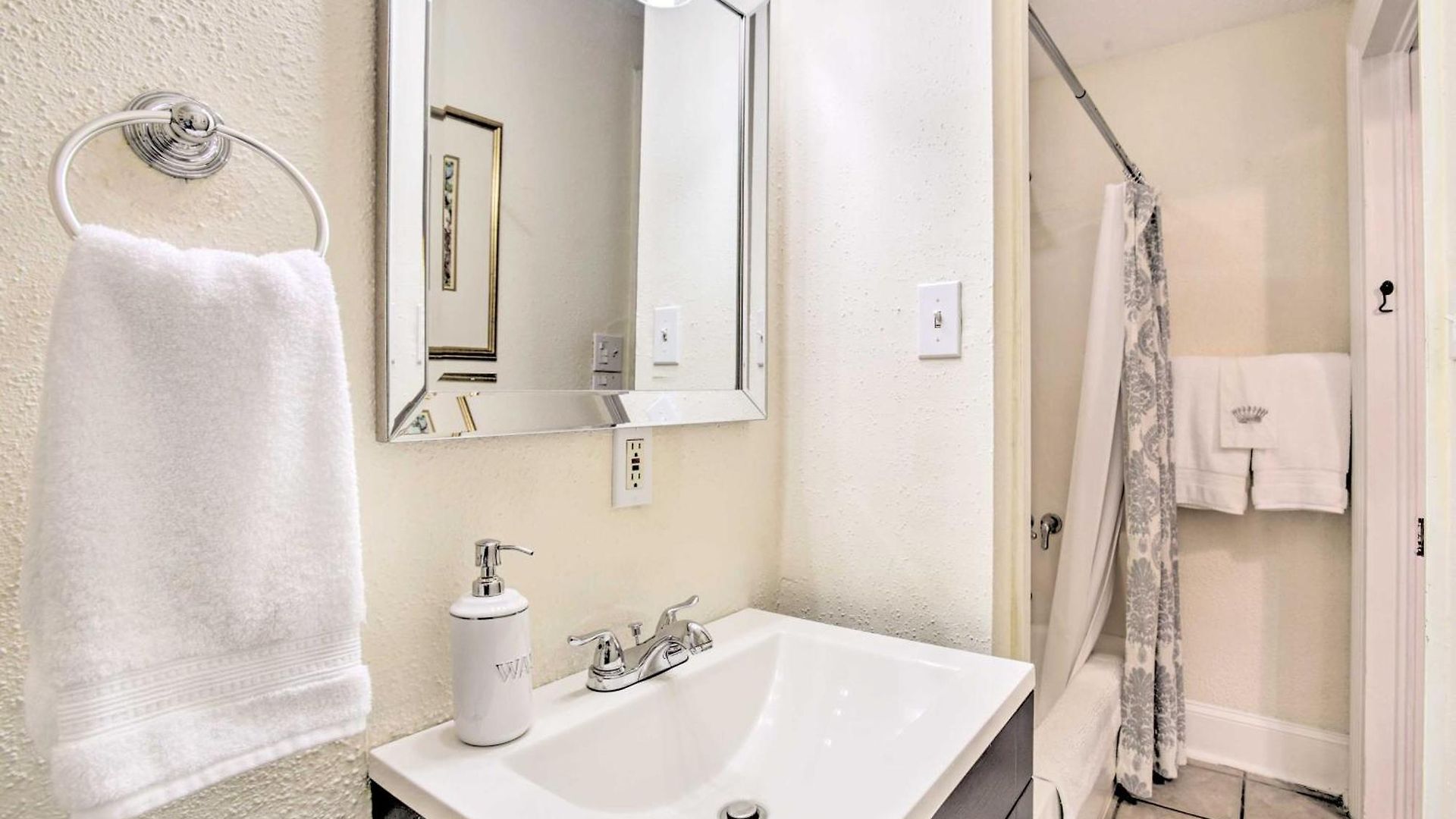 Perfect Location: Inviting Uptown Apt! Apartment