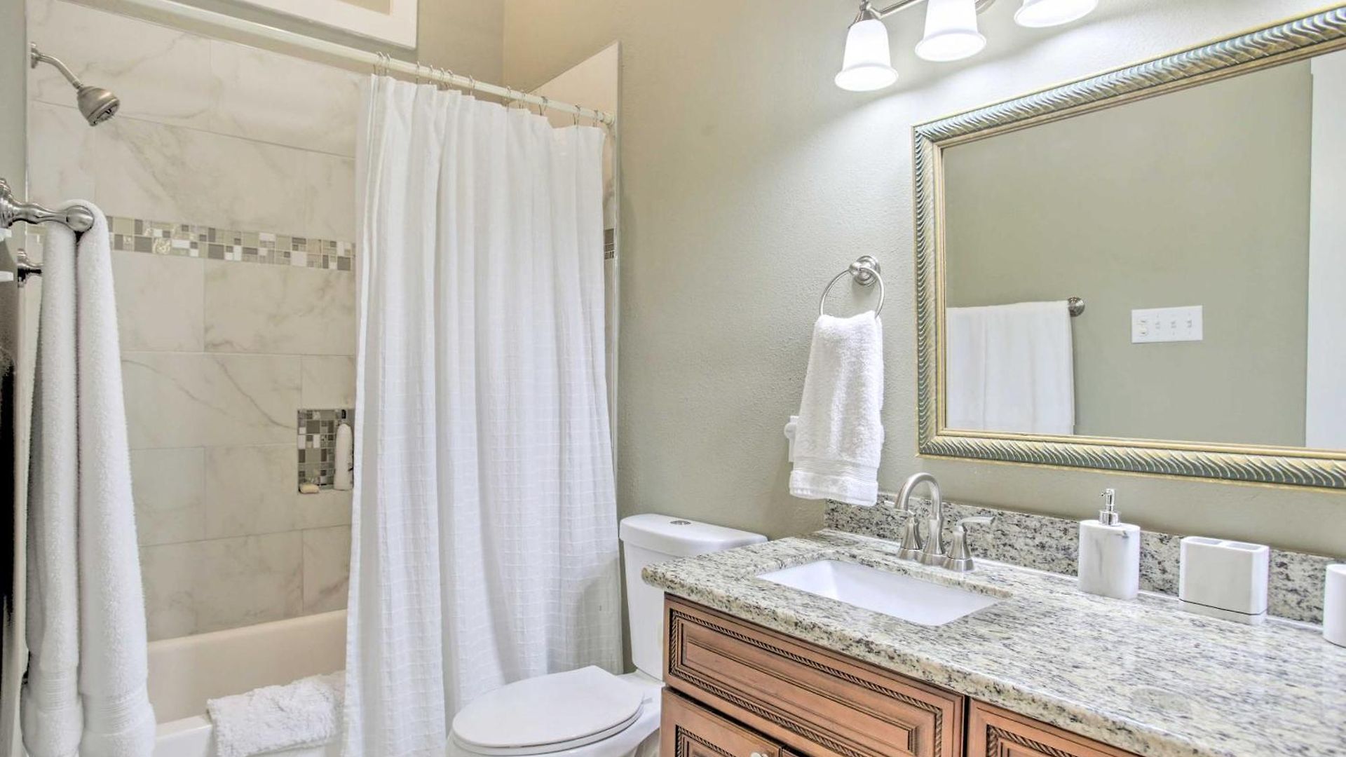 Apartment Perfect Location: Inviting Uptown Apt!
