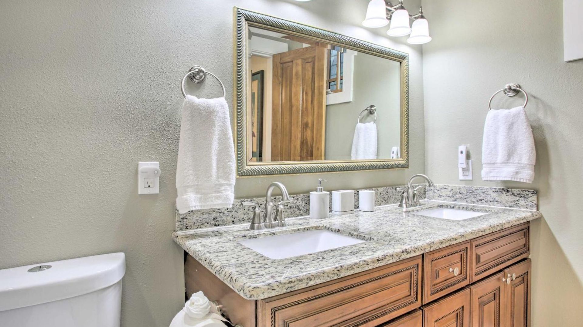 Perfect Location: Inviting Uptown Apt! Apartment *