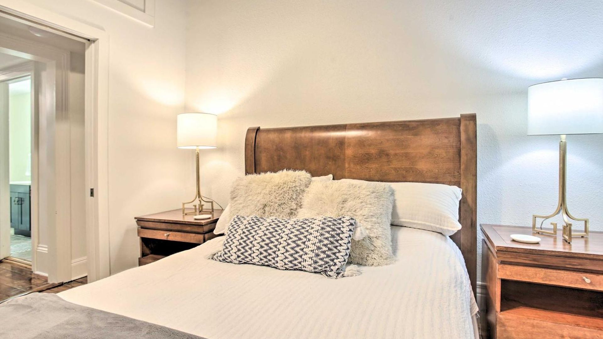 Perfect Location: Inviting Uptown Apt! *