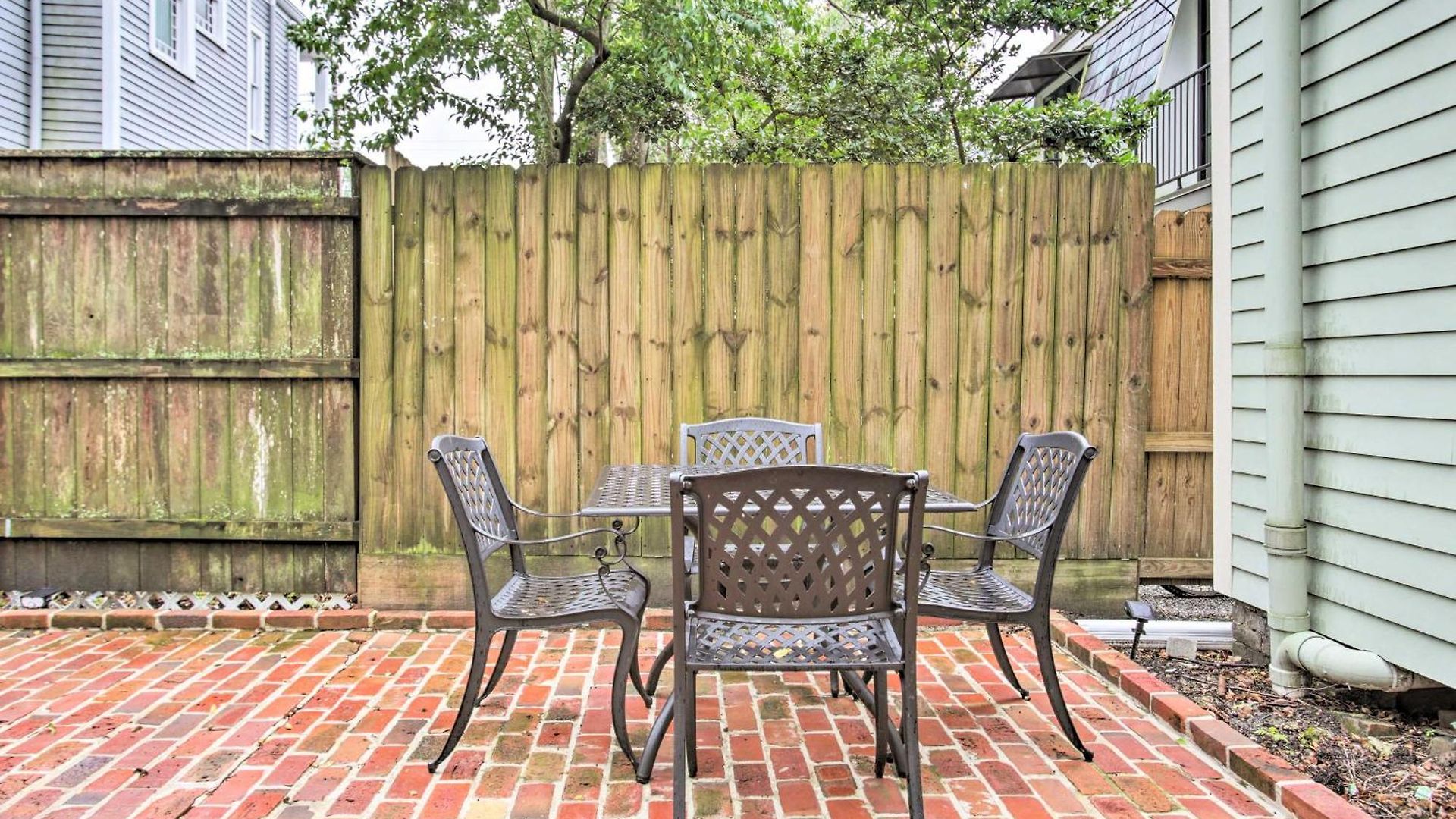 Perfect Location: Inviting Uptown Apt!