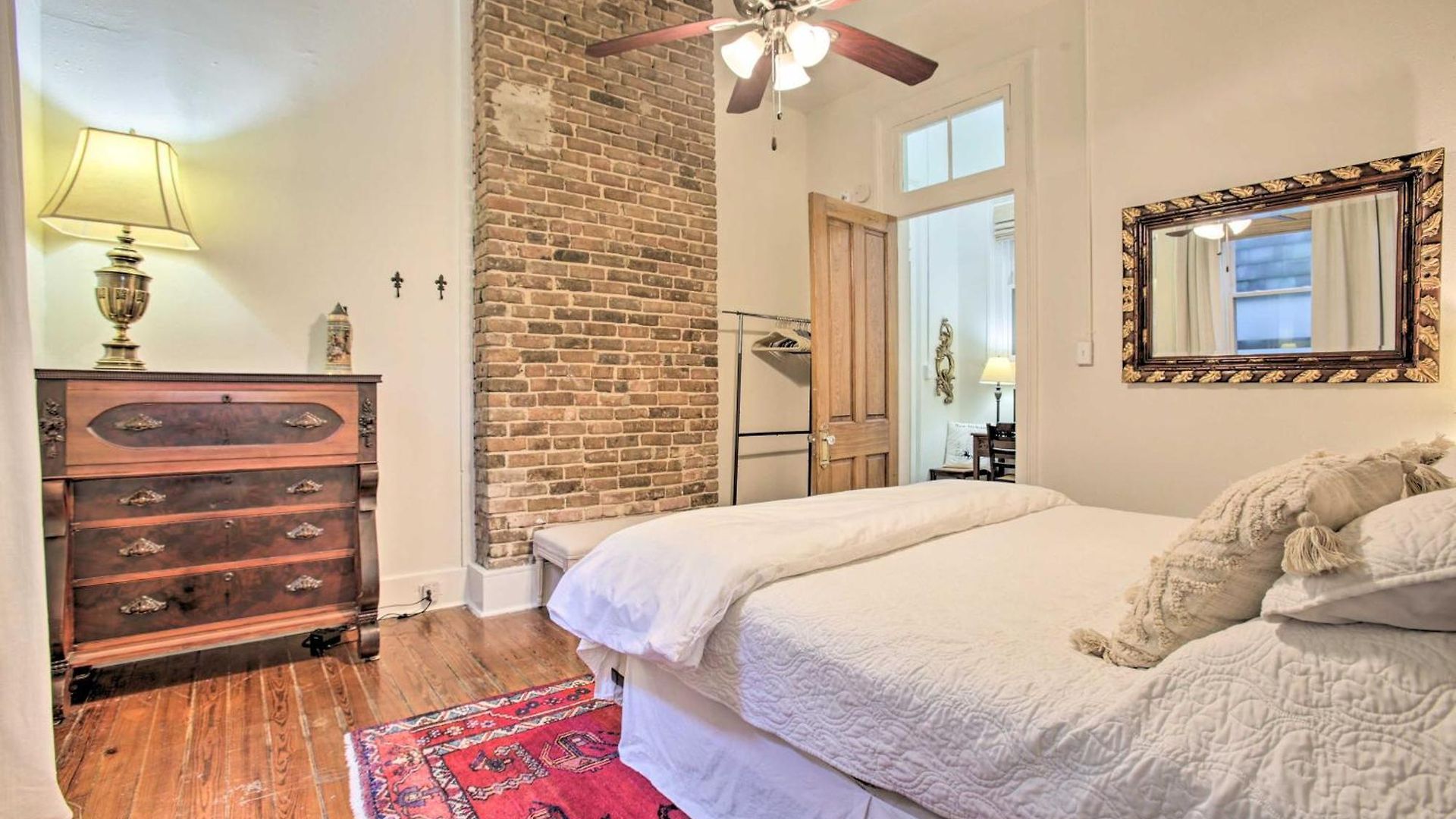 Perfect Location: Inviting Uptown Apt! Apartment