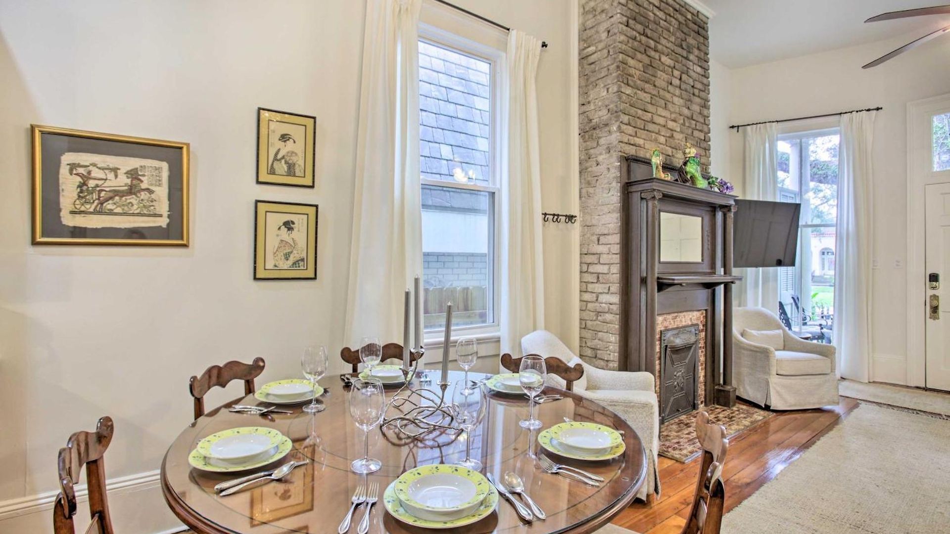 Apartment Perfect Location: Inviting Uptown Apt! *
