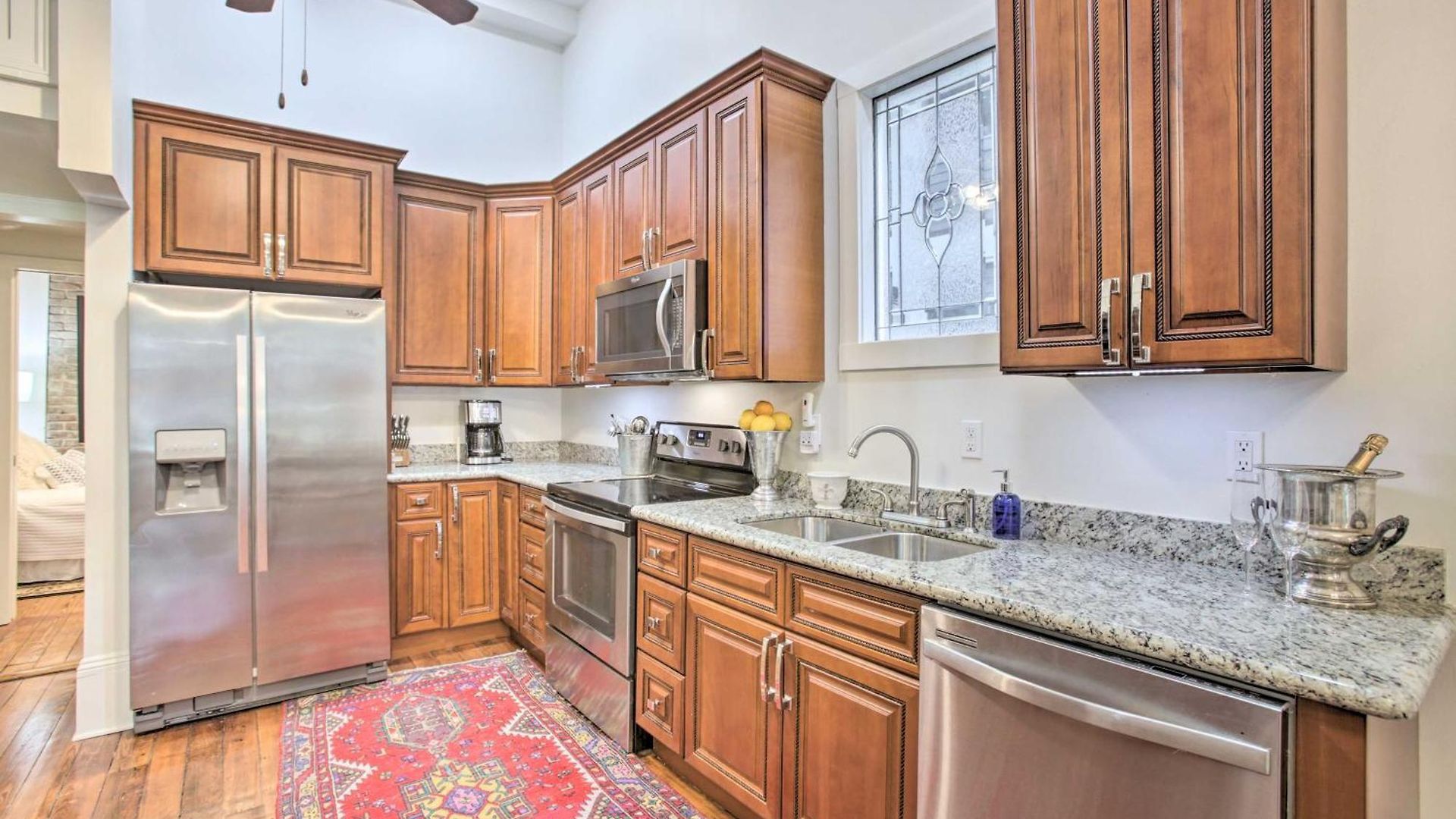 Perfect Location: Inviting Uptown Apt!