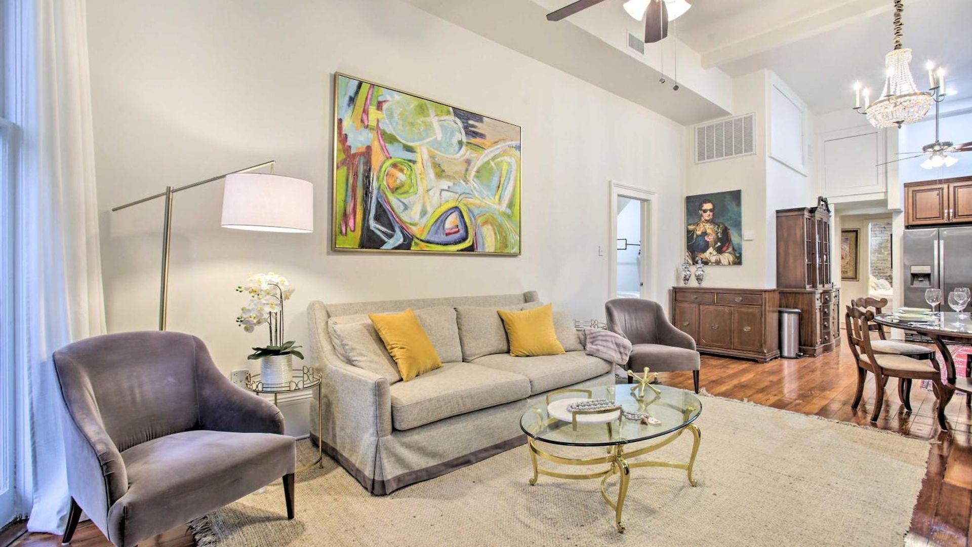 Perfect Location: Inviting Uptown Apt! Apartment