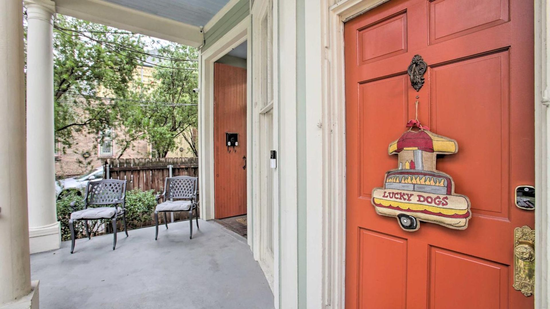 Apartment Perfect Location: Inviting Uptown Apt! *