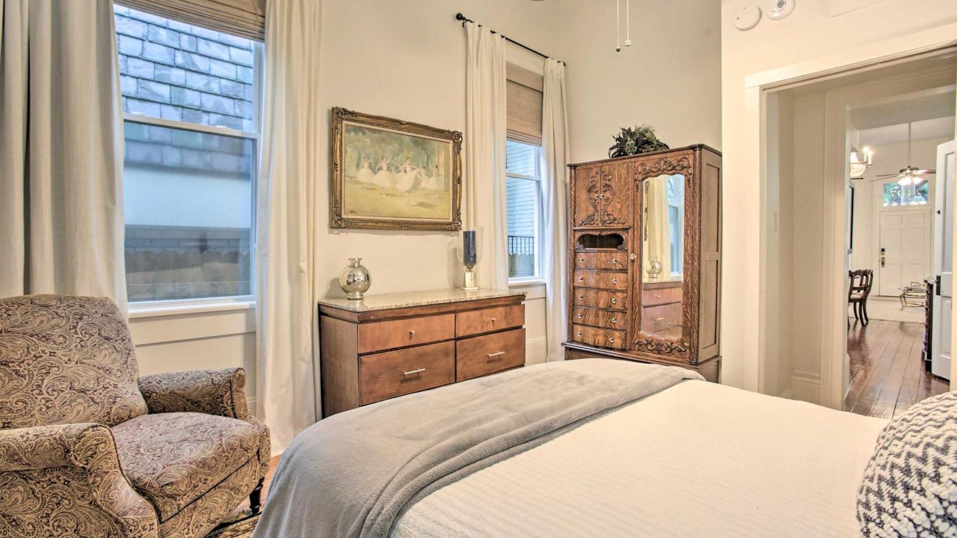 Perfect Location: Inviting Uptown Apt! Apartment