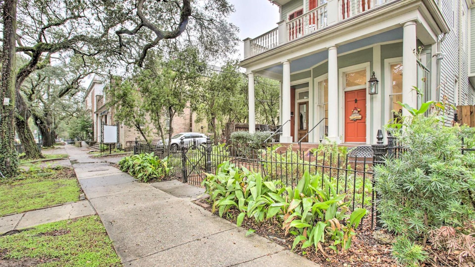 Perfect Location: Inviting Uptown Apt! *