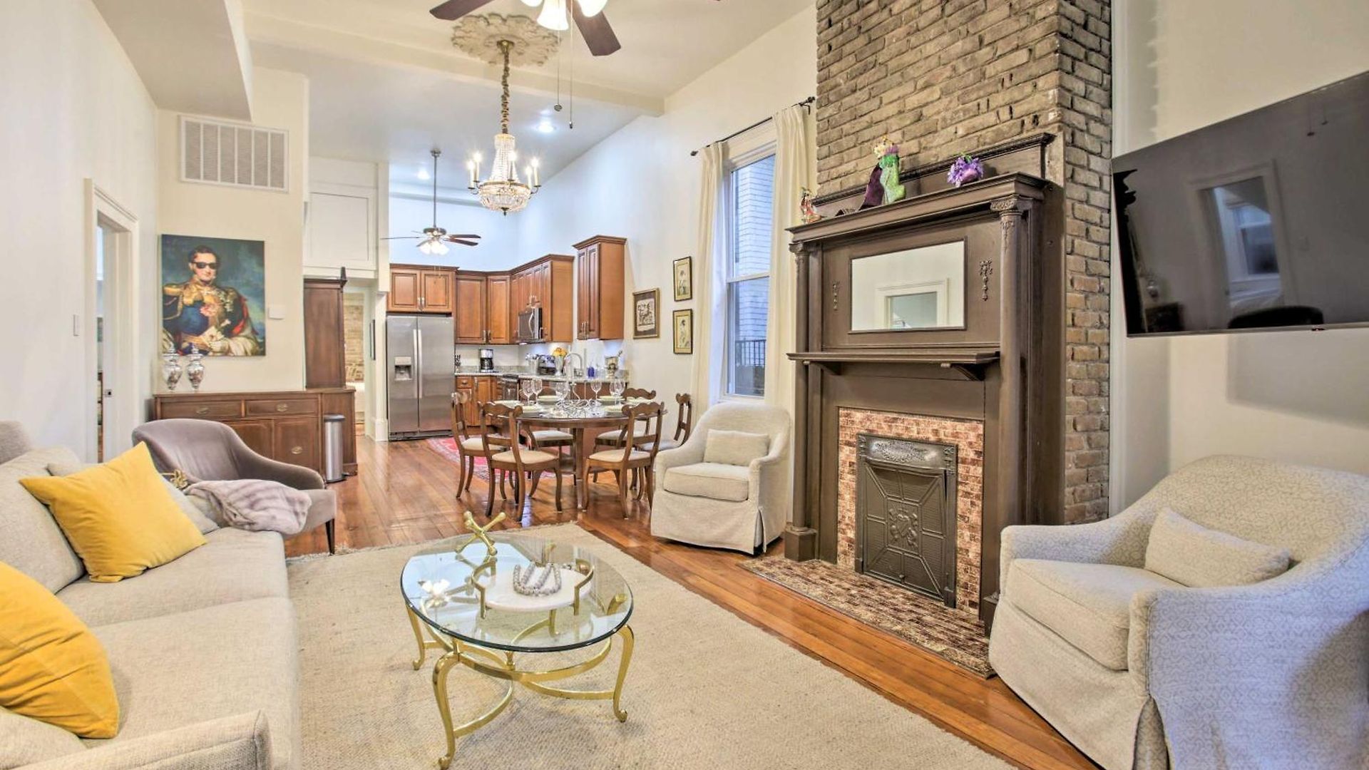 Perfect Location: Inviting Uptown Apt! *