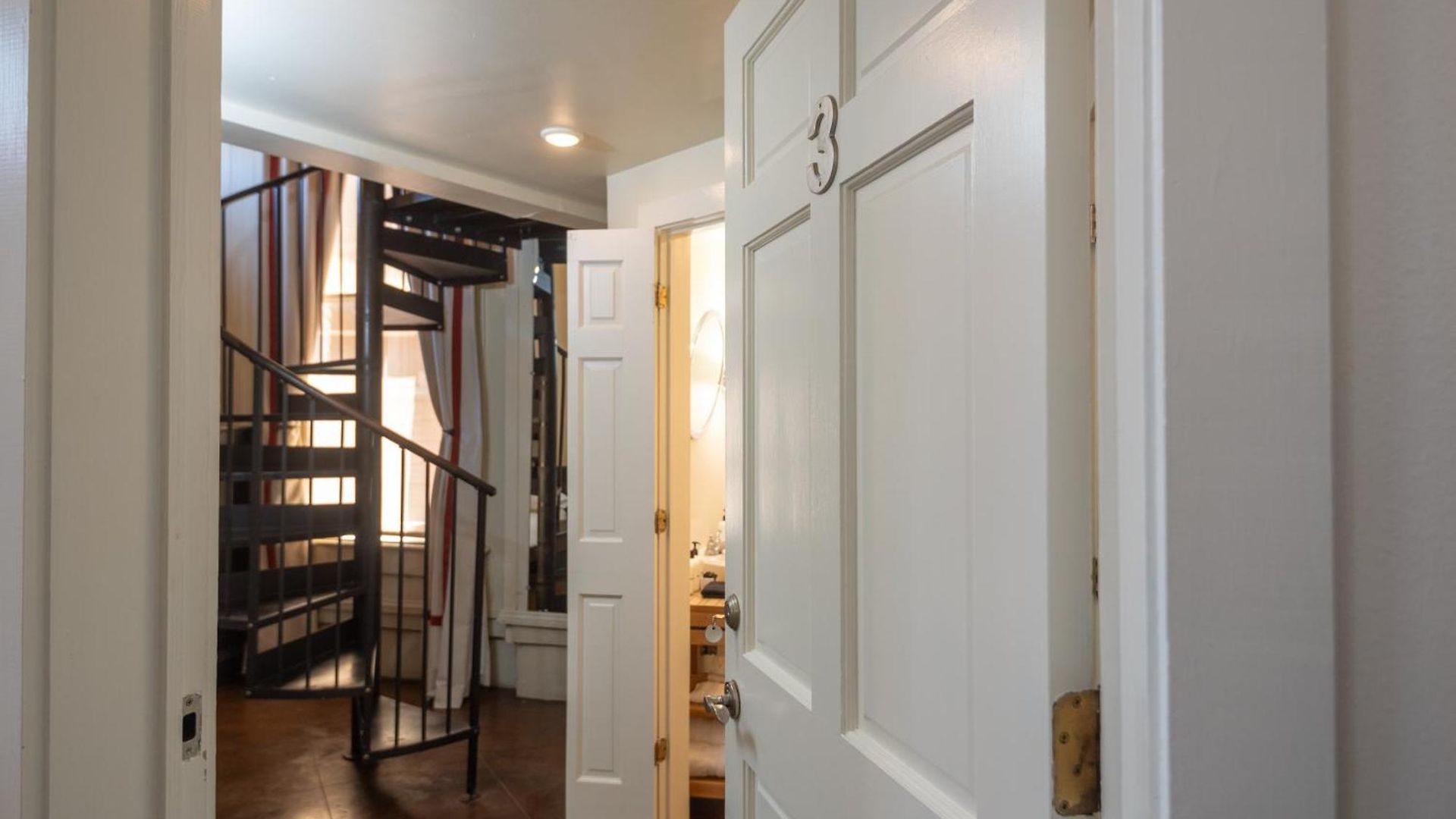 Engine 24 Firehouse Bed & Breakfast 3*