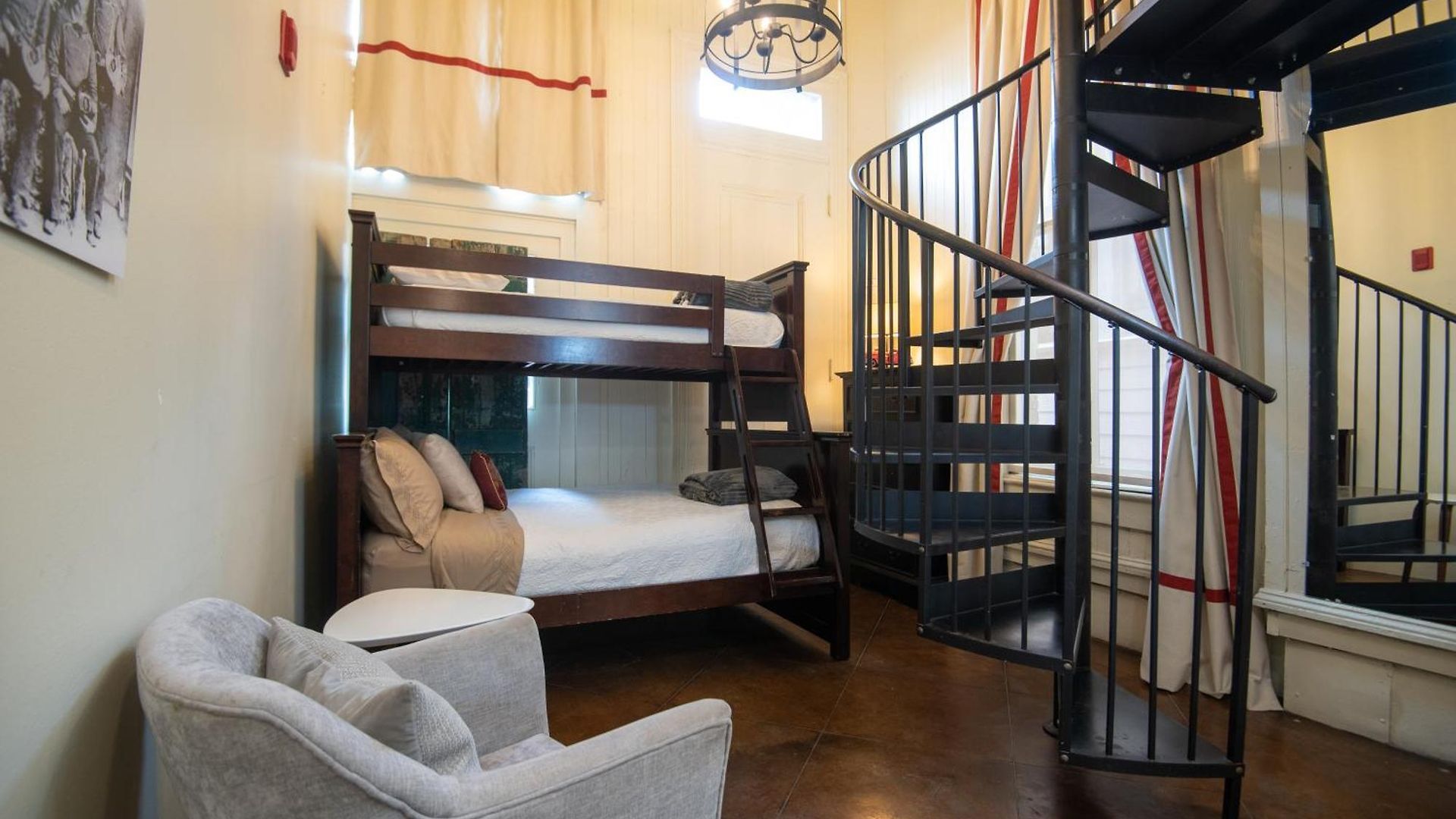 Engine 24 Firehouse Bed & Breakfast
