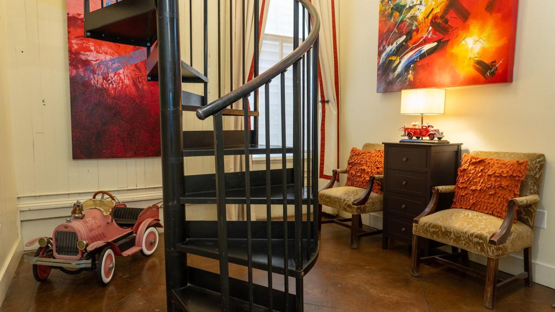Engine 24 Firehouse Bed & Breakfast 3*