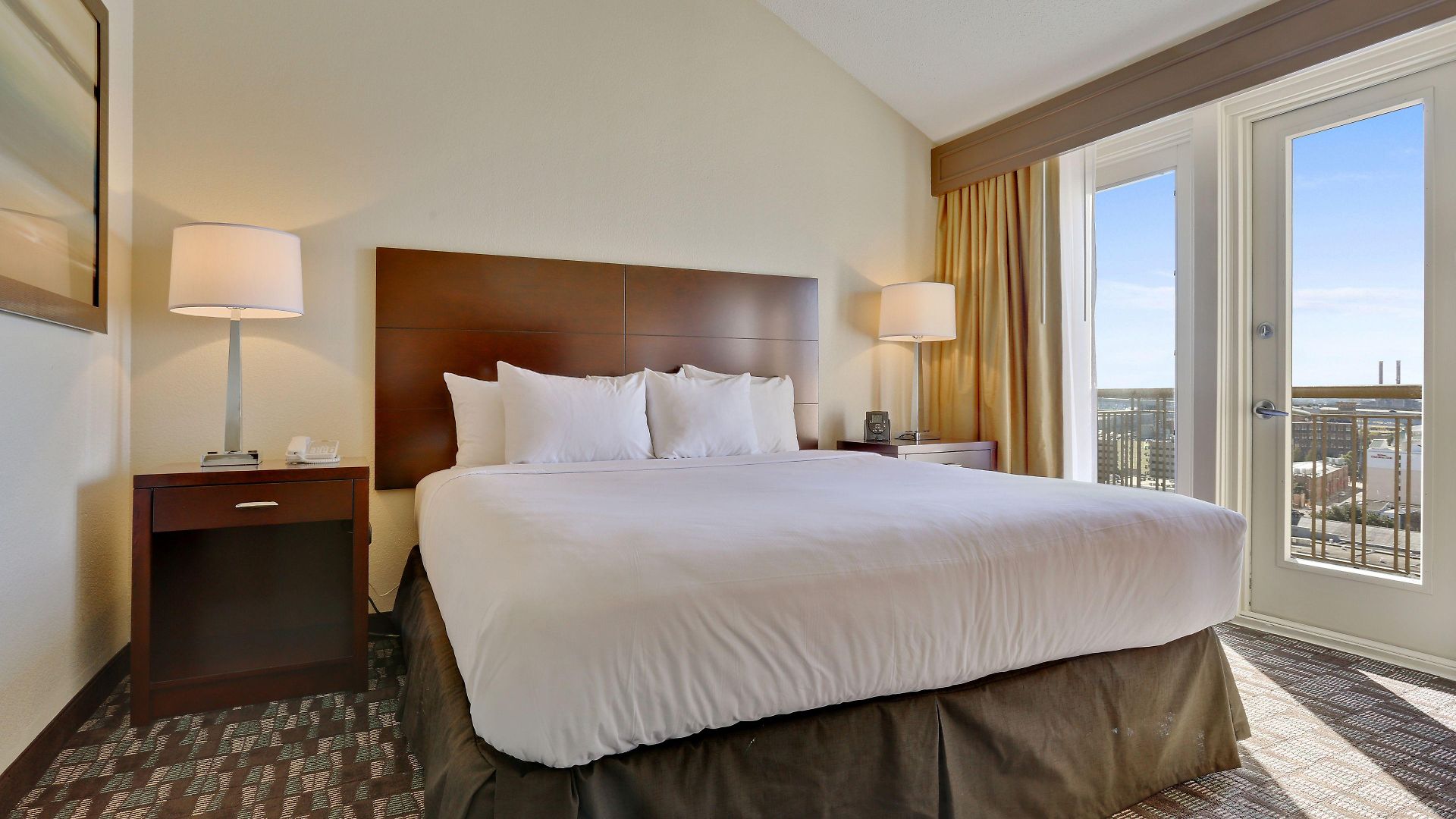 Hotel Embassy By Hilton Convention Center