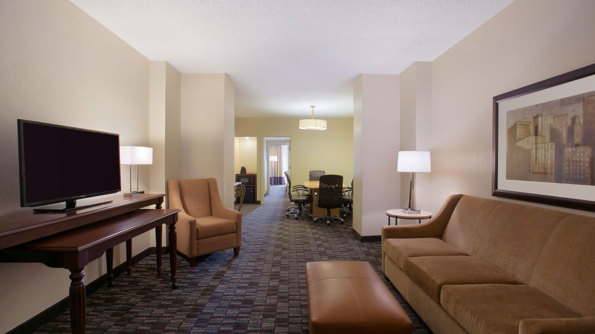 Hotel Embassy By Hilton Convention Center 3*