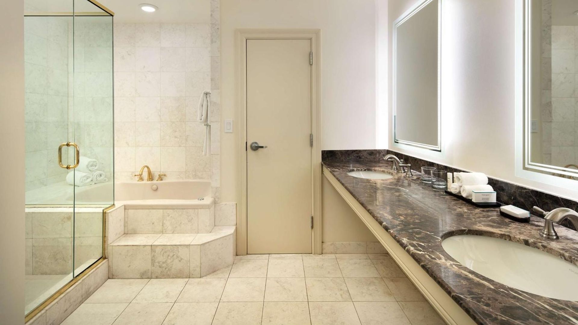 Hotel Embassy By Hilton Convention Center 3*