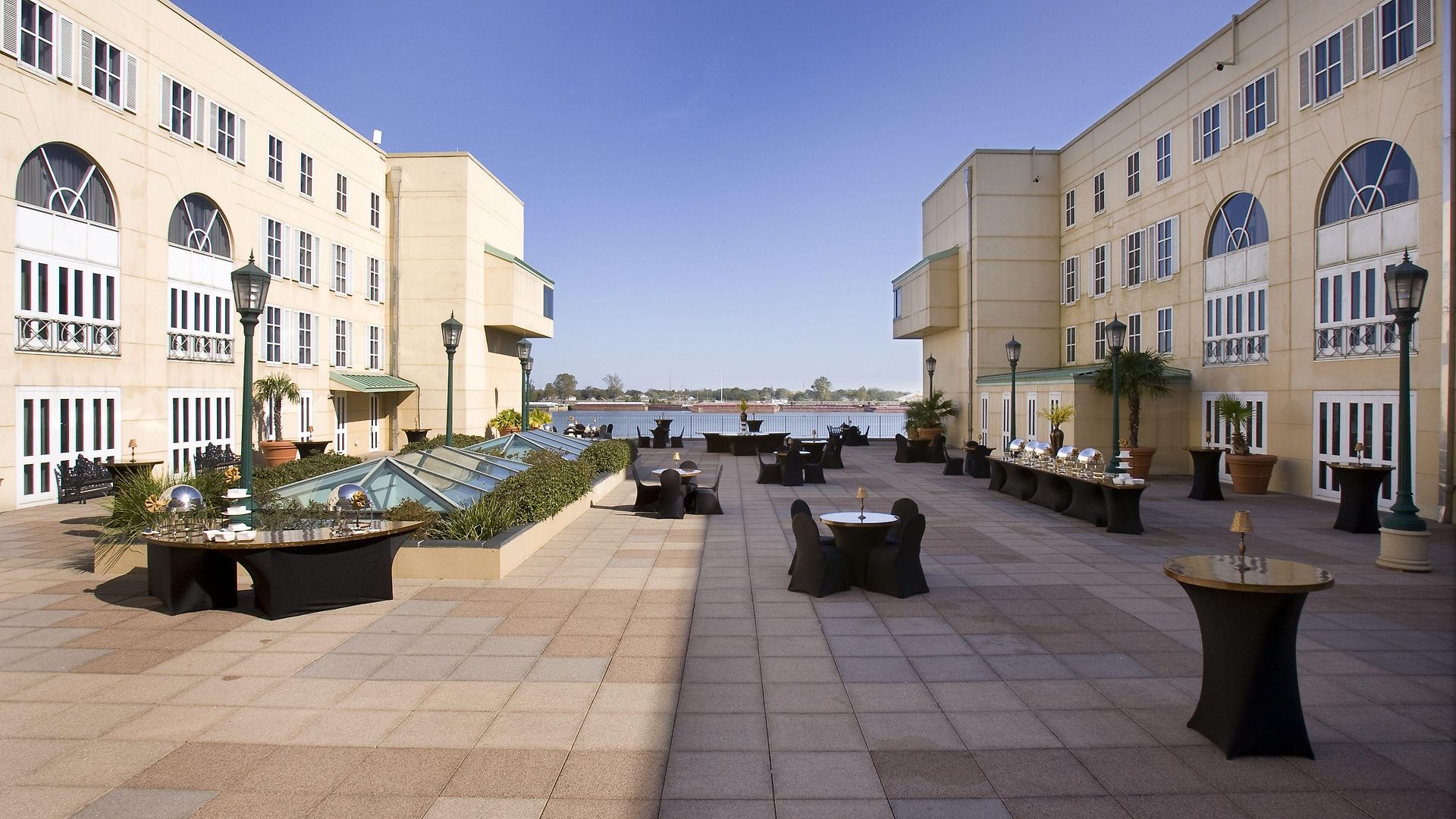 Hilton Riverside Hotel 4*
