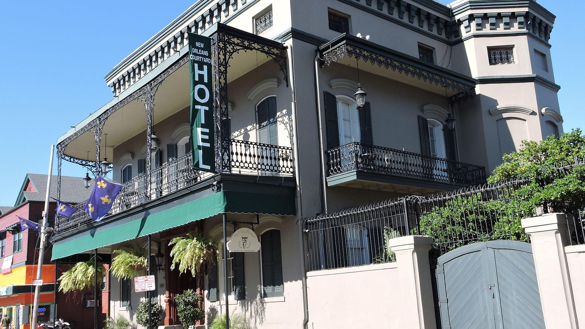 Courtyard By The French Quarter