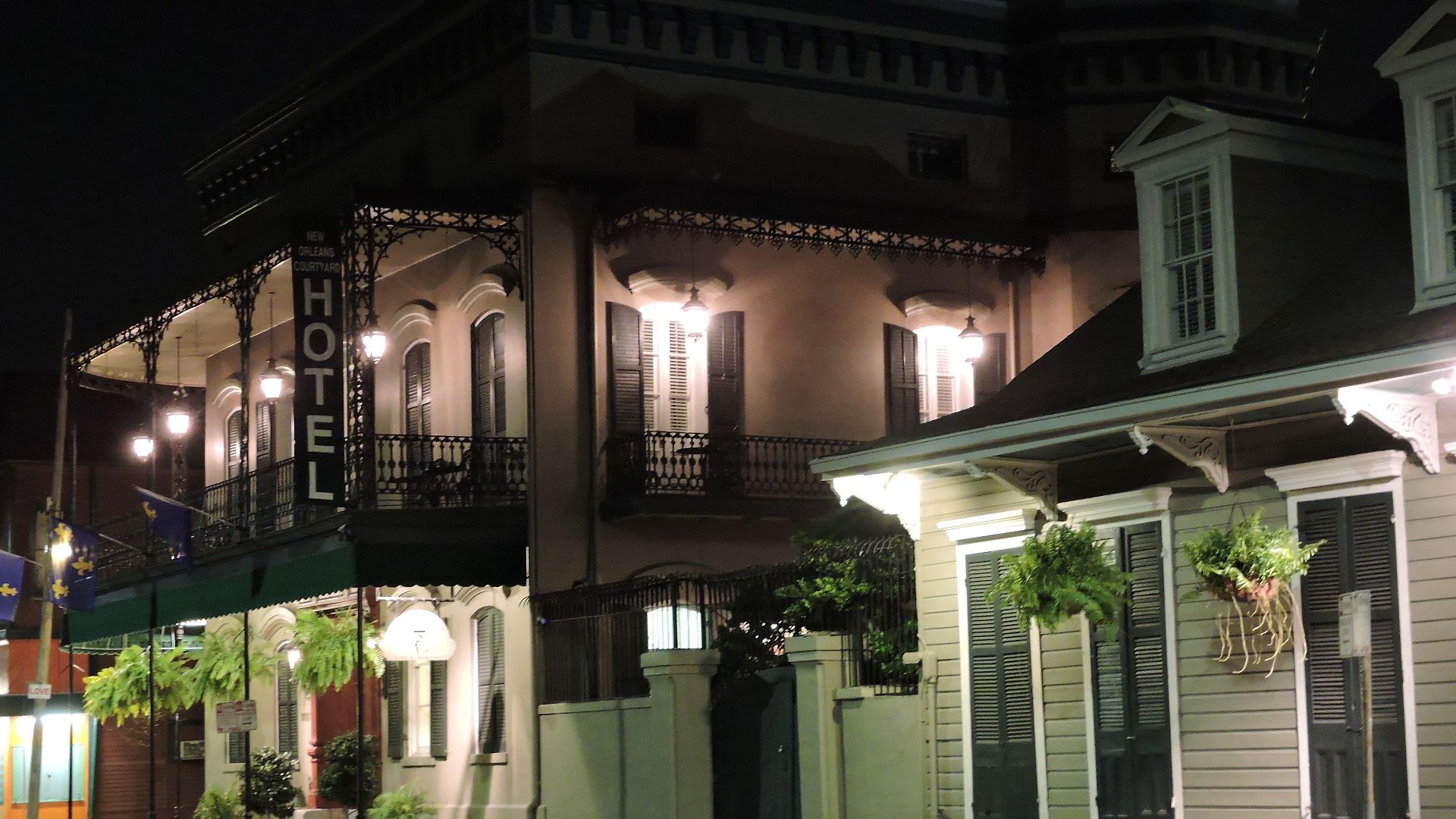 Courtyard By The French Quarter Hotel