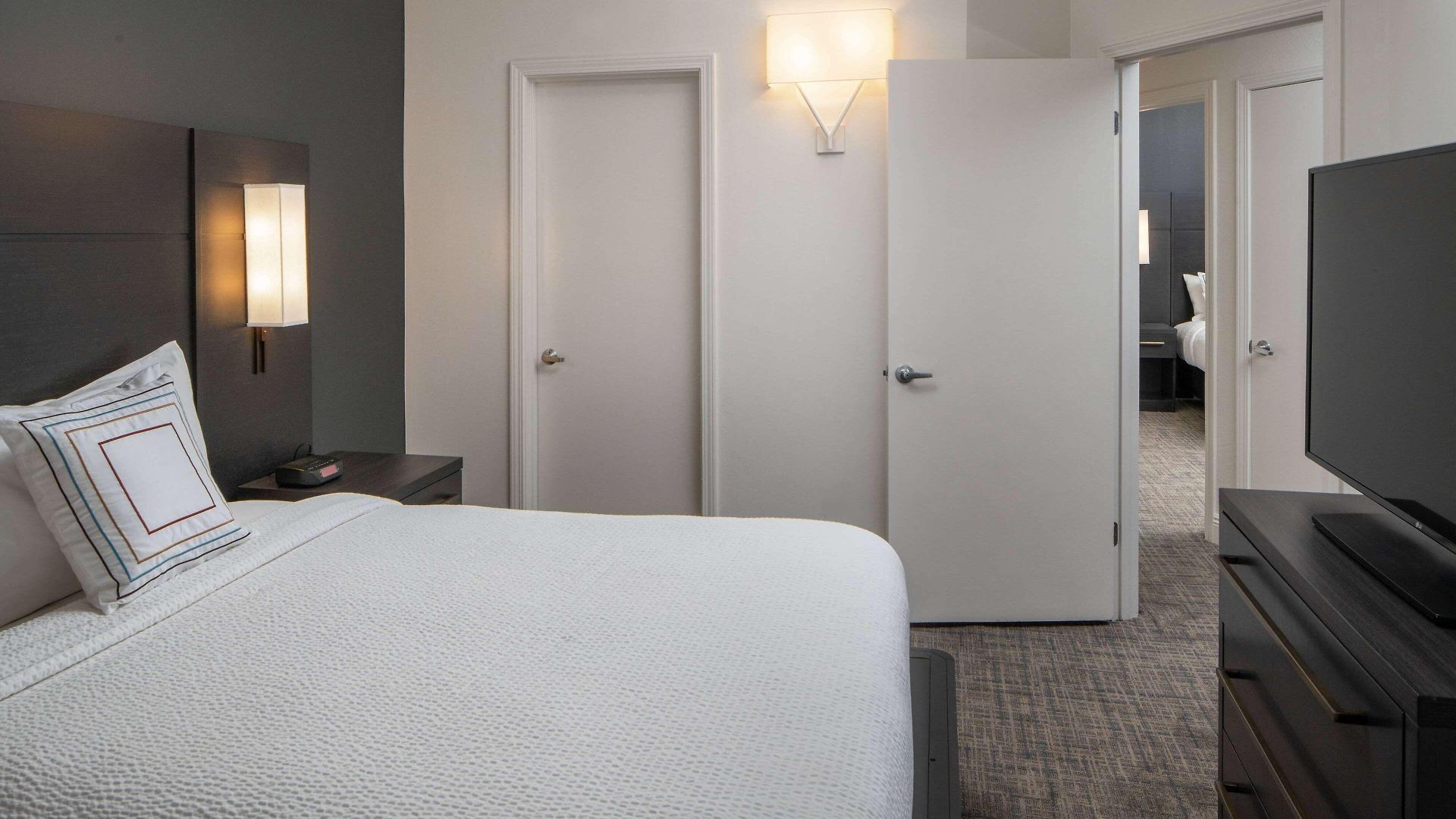 Sonesta Es Convention Center 3*