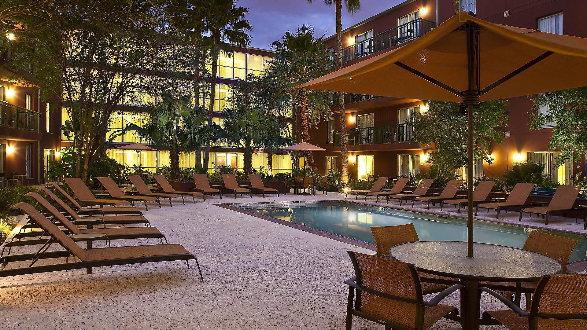 Courtyard By Marriott Warehouse Arts District 3* New Orleans