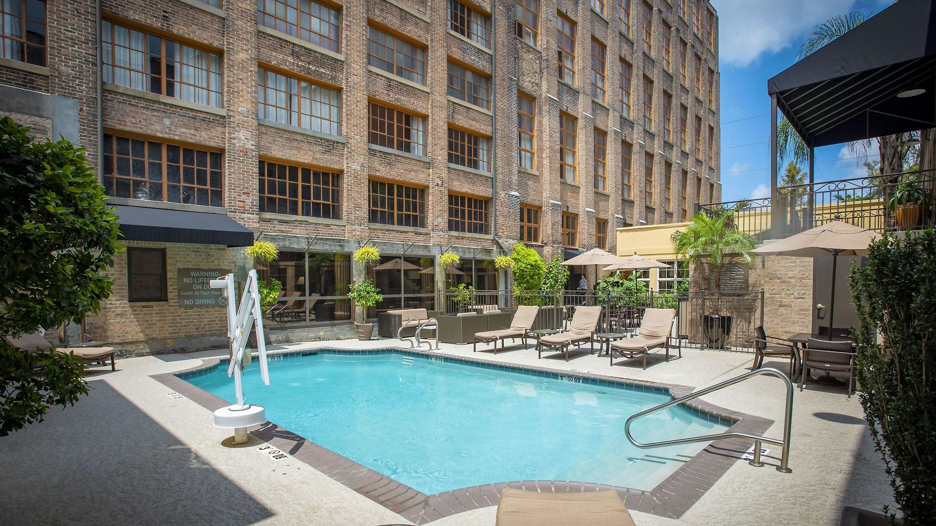 Hampton And Convention Center Hotel 3*