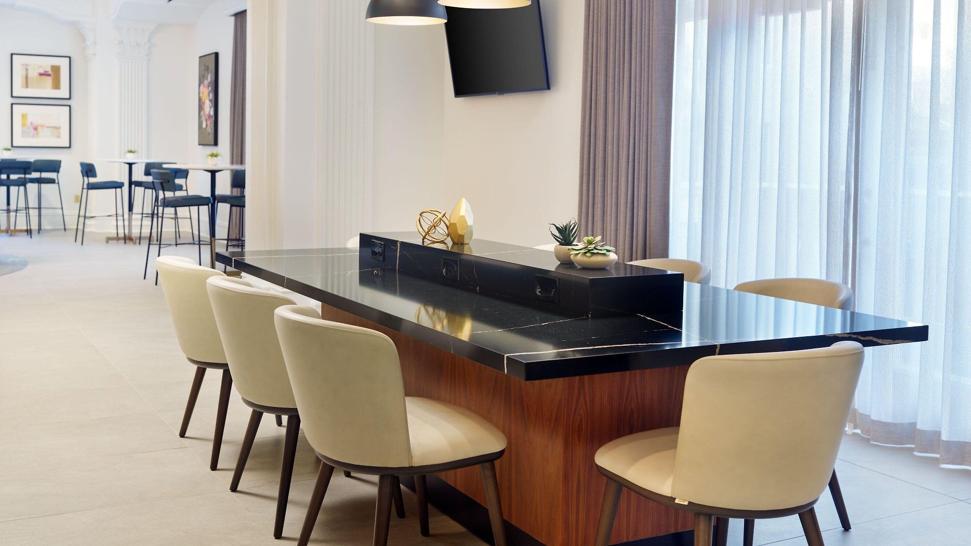 Courtyard By Marriott French Quarter/iberville Hotel 3*
