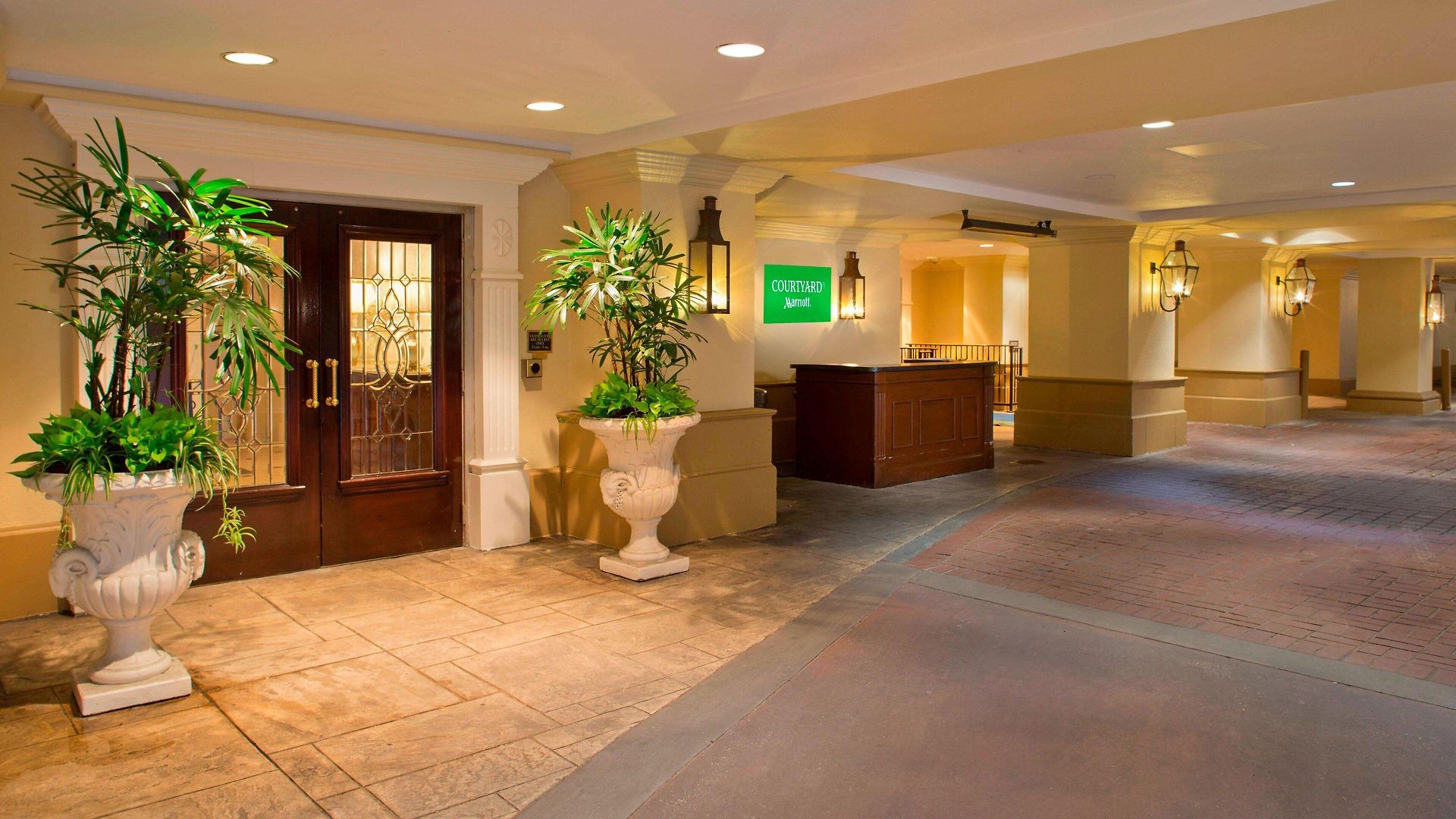 Hotel Courtyard By Marriott French Quarter/iberville 3*